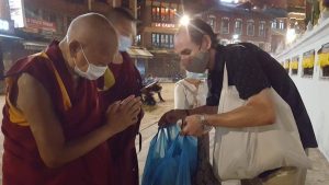 L. Z. Rinpoche áldást ad a Mandalába érkező termékeknek